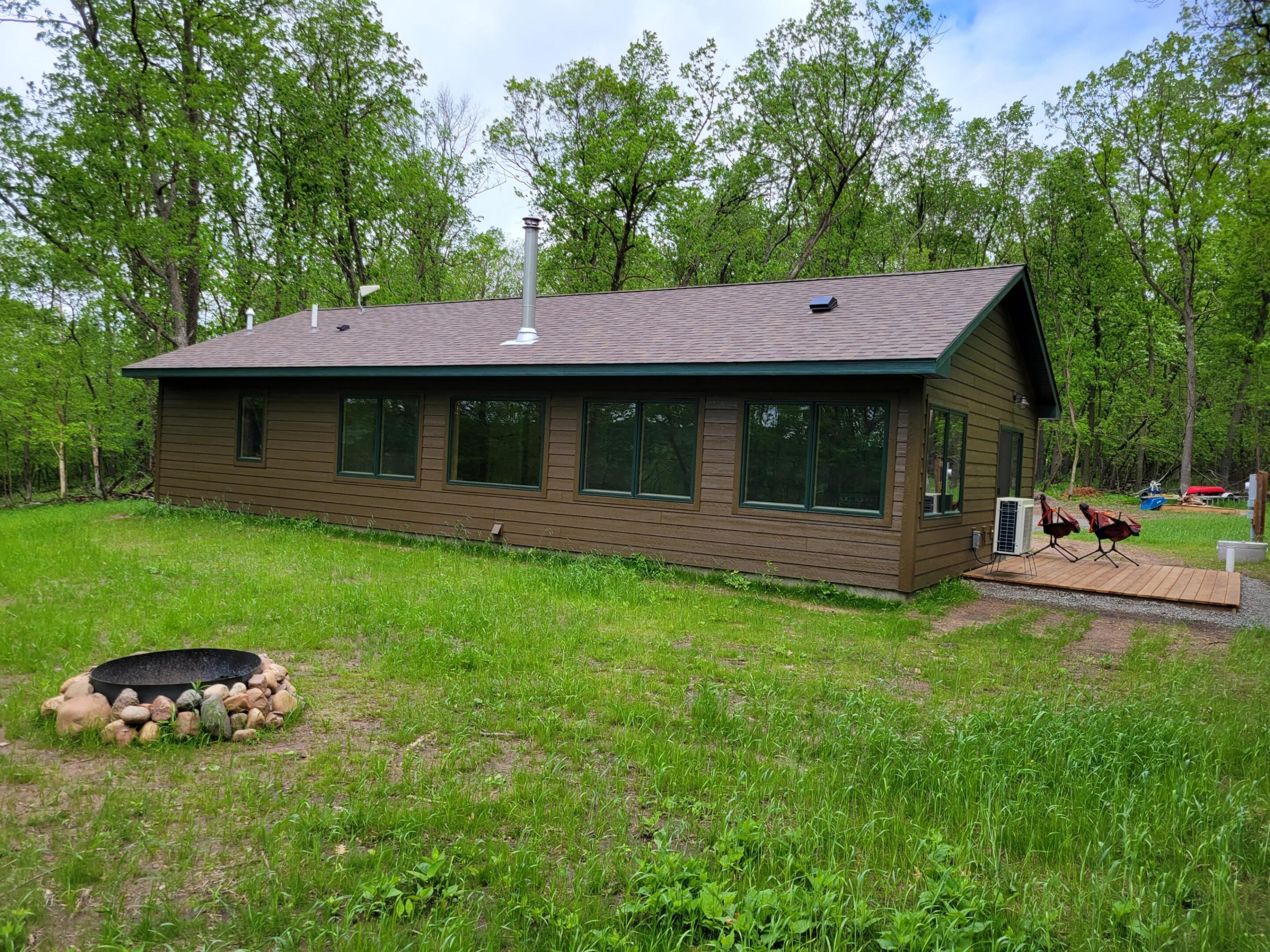 Woodland cabin with deck and fire pit